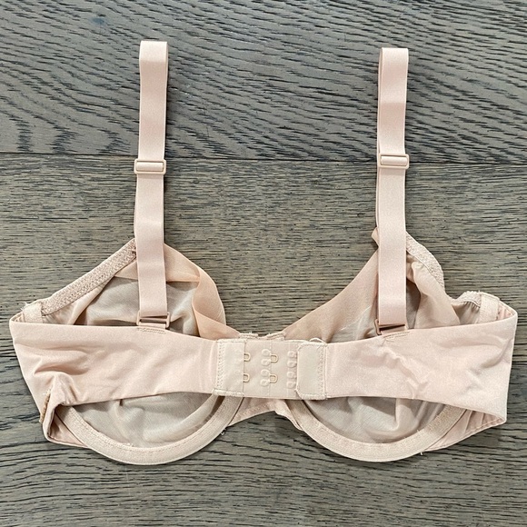 SKIMS No Show Molded Unlined Demi Bra - Picture 2 of 6